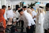 Bupati Tanggamus, H. Moh. Saleh Asnawi didampingi Wabup Agus Suranto saat menyerahkan bantun kursi roda kepada masyarakat di rumah dinas Bupati dalam peringatan satu tahun kepemimpinan mereka, Jumat 20 Februari 2026 | Herdi/Media Prioritastv.com.