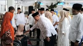 Bupati Tanggamus, H. Moh. Saleh Asnawi didampingi Wabup Agus Suranto saat menyerahkan bantun kursi roda kepada masyarakat di rumah dinas Bupati dalam peringatan satu tahun kepemimpinan mereka, Jumat 20 Februari 2026 | Herdi/Media Prioritastv.com.