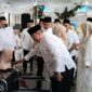 Bupati Tanggamus, H. Moh. Saleh Asnawi didampingi Wabup Agus Suranto saat menyerahkan bantun kursi roda kepada masyarakat di rumah dinas Bupati dalam peringatan satu tahun kepemimpinan mereka, Jumat 20 Februari 2026 | Herdi/Media Prioritastv.com.