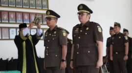 Pelantikan Kepala Seksi Tindak Pidana Khusus (Kasi Pidsus) Mohammad Hamidun Noor serta Kepala Seksi Pemulihan Aset dan Pengelolaan Barang Bukti (PB3R) Safe’i dalam rangka penguatan kinerja dan optimalisasi penanganan perkara di lingkungan Kejari Lampung Tengah | Dok. Kejari Lamteng.