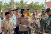 Kapolres Pesisir Barat, AKBP Bestiana saat memotong pita tanda peresmian Polsek Ngaras yang sebelumnya Polsek Bengkunat, Jumat 20 Februari 2026 | Suroso/Media Prioritastv.com.