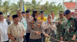 Kapolres Pesisir Barat, AKBP Bestiana saat memotong pita tanda peresmian Polsek Ngaras yang sebelumnya Polsek Bengkunat, Jumat 20 Februari 2026 | Suroso/Media Prioritastv.com.