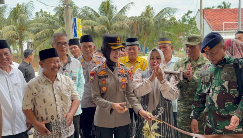 Kapolres Pesisir Barat, AKBP Bestiana saat memotong pita tanda peresmian Polsek Ngaras yang sebelumnya Polsek Bengkunat, Jumat 20 Februari 2026 | Suroso/Media Prioritastv.com.