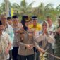 Kapolres Pesisir Barat, AKBP Bestiana saat memotong pita tanda peresmian Polsek Ngaras yang sebelumnya Polsek Bengkunat, Jumat 20 Februari 2026 | Suroso/Media Prioritastv.com.
