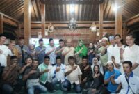 Foto bersama Bupati Pringsewu Riyanto Pamungkas dan Wabup Umi Laila bersama insan pers usai buka bersama dalam refleksi kepemimpinan satu tahun, Jumat 20 Februari 2026.