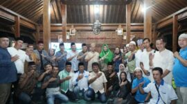 Foto bersama Bupati Pringsewu Riyanto Pamungkas dan Wabup Umi Laila bersama insan pers usai buka bersama dalam refleksi kepemimpinan satu tahun, Jumat 20 Februari 2026.