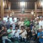 Foto bersama Bupati Pringsewu Riyanto Pamungkas dan Wabup Umi Laila bersama insan pers usai buka bersama dalam refleksi kepemimpinan satu tahun, Jumat 20 Februari 2026.