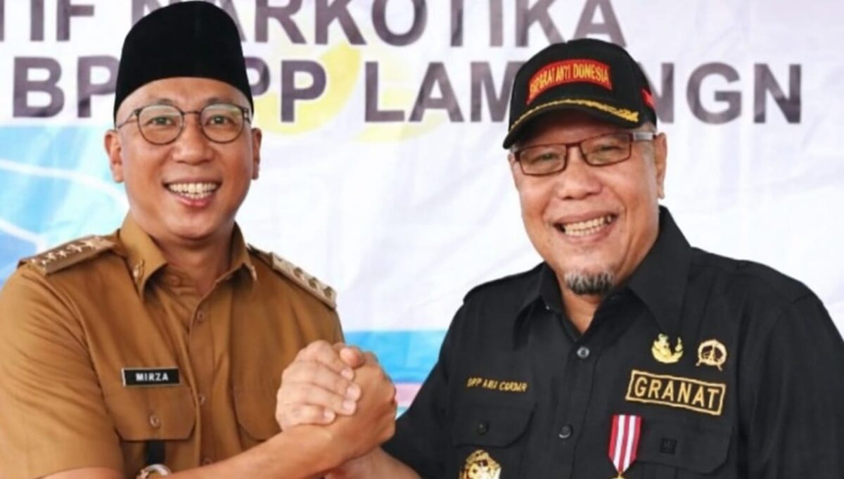 Ketua DPD Granat Provinsi Lampung, H. Toni Eka Candra (kanan) saat salam komando dengan Gubernur Lampung, Rahmad Mirzani Djausal | ist/Media Prioritastv.com.