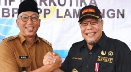 Ketua DPD Granat Provinsi Lampung, H. Toni Eka Candra (kanan) saat salam komando dengan Gubernur Lampung, Rahmad Mirzani Djausal | ist/Media Prioritastv.com.