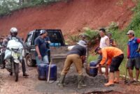 Gotong royong pembersihan di Jalan Sinar Jawa, Air Naningan, Tanggamus, Senin Februari 2026 | Dok. BPBD Tanggamus.