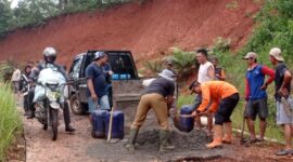 Gotong royong pembersihan di Jalan Sinar Jawa, Air Naningan, Tanggamus, Senin Februari 2026 | Dok. BPBD Tanggamus.