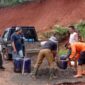 Gotong royong pembersihan di Jalan Sinar Jawa, Air Naningan, Tanggamus, Senin Februari 2026 | Dok. BPBD Tanggamus.