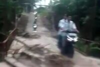 Pelajar saat melintasi jembatan KKN di Sumberejo, Tanggamus, Senin 23 Februari 2026 | Dok. Warga Sumberejo Juandi.