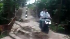 Pelajar saat melintasi jembatan KKN di Sumberejo, Tanggamus, Senin 23 Februari 2026 | Dok. Warga Sumberejo Juandi.