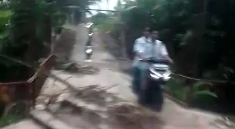 Pelajar saat melintasi jembatan KKN di Sumberejo, Tanggamus, Senin 23 Februari 2026 | Dok. Warga Sumberejo Juandi.