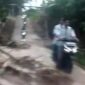 Pelajar saat melintasi jembatan KKN di Sumberejo, Tanggamus, Senin 23 Februari 2026 | Dok. Warga Sumberejo Juandi.