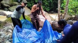 Jasad korban saat pertama kali ditemukan dan hendak dievakuasi, Senin 23 Februari 2026 | Dok. Humas Polres Tanggamus.