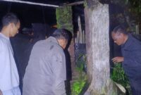 Polisi saat melakukan identifikasi lokasi penemuan jenazah lansia tercebur ke dalam sumur, Selasa 24 Februari 2026 | Dok. Humas Polres Tanggamus.