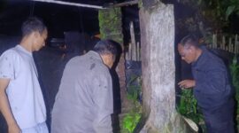 Polisi saat melakukan identifikasi lokasi penemuan jenazah lansia tercebur ke dalam sumur, Selasa 24 Februari 2026 | Dok. Humas Polres Tanggamus.