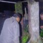 Polisi saat melakukan identifikasi lokasi penemuan jenazah lansia tercebur ke dalam sumur, Selasa 24 Februari 2026 | Dok. Humas Polres Tanggamus.