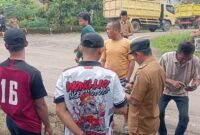 Ratusan warga saat menghadang truk yang diduga merusak jalan di jalan penghubung Banyumas Pringsewu - Lampung Tengah, Selasa 24 Februari 2026 | Samuel/Media Prioritastv.com.