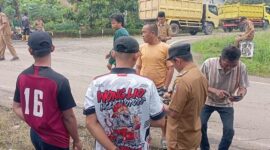 Ratusan warga saat menghadang truk yang diduga merusak jalan di jalan penghubung Banyumas Pringsewu - Lampung Tengah, Selasa 24 Februari 2026 | Samuel/Media Prioritastv.com.