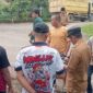 Ratusan warga saat menghadang truk yang diduga merusak jalan di jalan penghubung Banyumas Pringsewu - Lampung Tengah, Selasa 24 Februari 2026 | Samuel/Media Prioritastv.com.