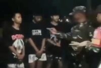 Para remaja saat dikumpulkan usai diamankan hendak perang sarung, Selasa 24 Februari 2026 | Dok. Facebook Sebe Teplok.