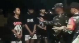 Para remaja saat dikumpulkan usai diamankan hendak perang sarung, Selasa 24 Februari 2026 | Dok. Facebook Sebe Teplok.
