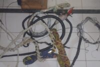 Barang bukti alat pemukul berupa sarung modifikasi dan lainnya berisi kawat besi yang diamankan Polsek Kota Agung, Selasa 24 Februari 2026 | Dok. Humas Polres Tanggamus.
