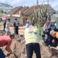 Penurunan Sirtu bantuan Ketua Granat Tanggamus dan perapihan bersama warga Pekon Batu Bedil, Pulau Panggung, Selasa 25 Februari 2026 | Asrul Ariski/Media Prioritastv.com.