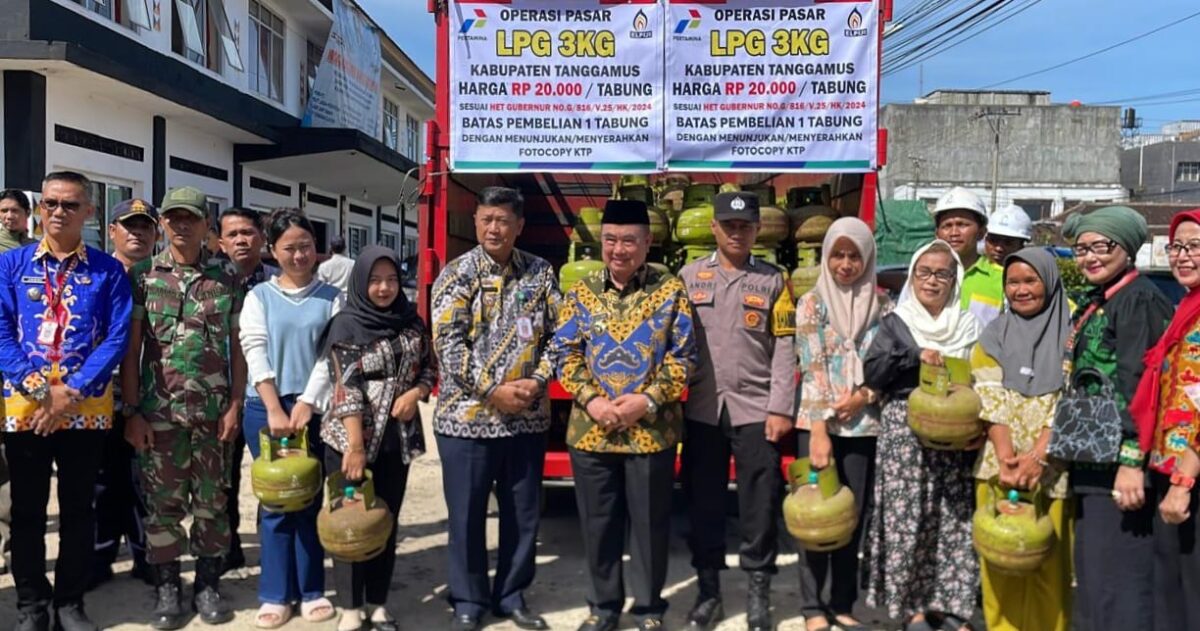 Bupati Tanggamus, H. Moh. Saleh Asnawi saat membuka pasar murah di Kantor Camat Talang Padang, Kamis 26 Februari 2026 | Herdi/Media Prioritastv.com.