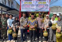 Bupati Tanggamus, H. Moh. Saleh Asnawi saat membuka pasar murah di Kantor Camat Talang Padang, Kamis 26 Februari 2026 | Herdi/Media Prioritastv.com.