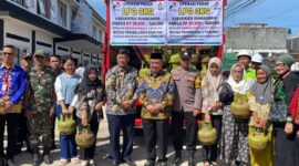 Bupati Tanggamus, H. Moh. Saleh Asnawi saat membuka pasar murah di Kantor Camat Talang Padang, Kamis 26 Februari 2026 | Herdi/Media Prioritastv.com.