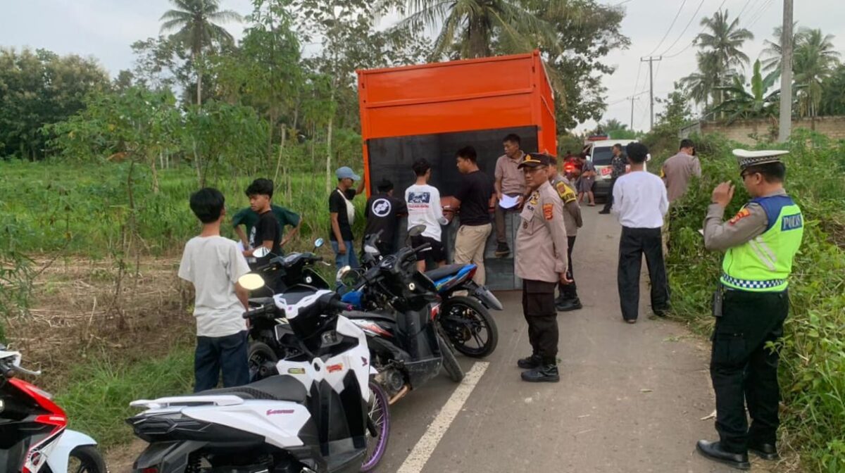 Para remaja dan sepeda motor yang diamankan saat razia balap liar di jalan penghubung Pandansari menuju Sukoharjo IV, Rabu 25 Februari 2026 | Dok. Humas Polres Pringsewu.