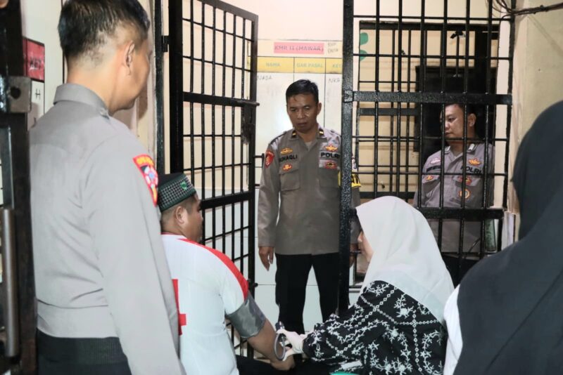 Pemeriksaan kesehata tahanan oleh Sidokkes Polres Tanggamus, Kamis 26 Februari 2026 | Dok. Humas Polres Tanggamus.