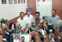 Kapolres Sukabumi AKBP Samian saat mengumumkan penetapan tersangka TR selaku ibu tiri atas kasus kematian Nizam Syafei, Rabu 25 Februari 2026.