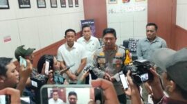 Kapolres Sukabumi AKBP Samian saat mengumumkan penetapan tersangka TR selaku ibu tiri atas kasus kematian Nizam Syafei, Rabu 25 Februari 2026.