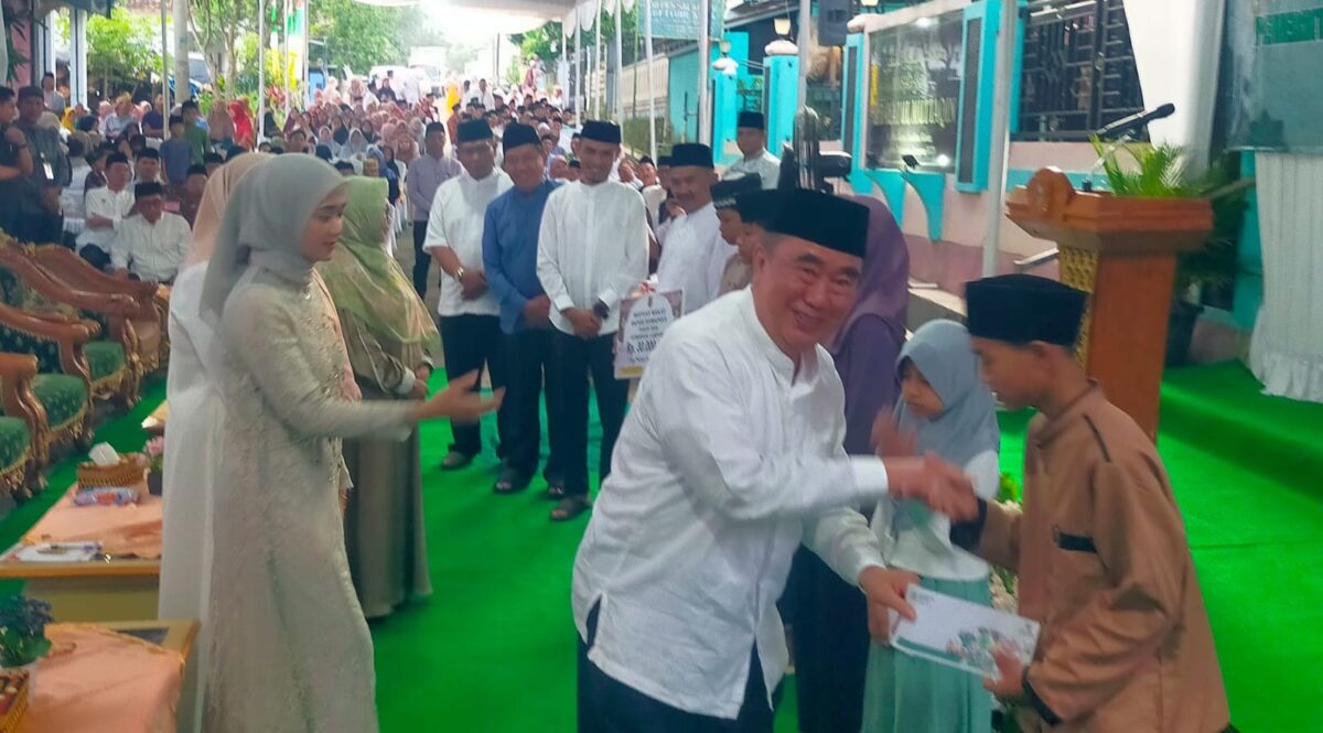 Bupati Tanggamus H. Moh. Saleh Asnawi saat menyerahkan tali asih kepada anak yatim dalam safari ramadhan di Masjid Hidayatul Muttaqin, Lanbaw, Gisting, Kamis 26 Februari 2026, sore | Herdi/Media Prioritastv.com.