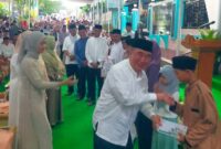 Bupati Tanggamus H. Moh. Saleh Asnawi saat menyerahkan tali asih kepada anak yatim dalam safari ramadhan di Masjid Hidayatul Muttaqin, Lanbaw, Gisting, Kamis 26 Februari 2026, sore | Herdi/Media Prioritastv.com.