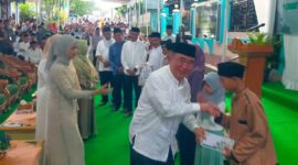 Bupati Tanggamus H. Moh. Saleh Asnawi saat menyerahkan tali asih kepada anak yatim dalam safari ramadhan di Masjid Hidayatul Muttaqin, Lanbaw, Gisting, Kamis 26 Februari 2026, sore | Herdi/Media Prioritastv.com.