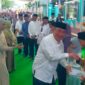 Bupati Tanggamus H. Moh. Saleh Asnawi saat menyerahkan tali asih kepada anak yatim dalam safari ramadhan di Masjid Hidayatul Muttaqin, Lanbaw, Gisting, Kamis 26 Februari 2026, sore | Herdi/Media Prioritastv.com.