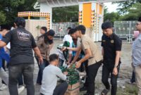 Persiapan pembagian takjil di Jalan Lintas Barat (Jalinbar) Kota Agung Timur Tanggamus, Sabtu 28 Februari 2026 | Dok. Humas Polres Tanggamus.