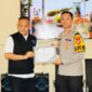 Dr. H Fauzi menyerahkan penghargaan kepada Kapolres Pringsewu sebagai bentuk apresiasi atas komitmen dan keberhasilan penanganan 68 kasus kekerasan anak dan perempuan sepanjang 2025.(foto: Prioritas tv.com/Istimewa)
