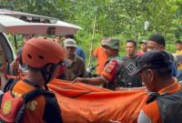 Jasad korban Pandawa setelah ditemukan dan hendak dievakuasi ke rumah sakit, Sabtu 28 Februari 2026 | Dok. Kantor SAR Lampung.
