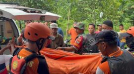 Jasad korban Pandawa setelah ditemukan dan hendak dievakuasi ke rumah sakit, Sabtu 28 Februari 2026 | Dok. Kantor SAR Lampung.