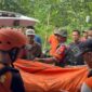 Jasad korban Pandawa setelah ditemukan dan hendak dievakuasi ke rumah sakit, Sabtu 28 Februari 2026 | Dok. Kantor SAR Lampung.