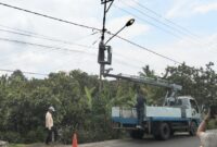 Perbaikan tiang lampu penerangan jalan yang sebelumnya dilaporkan patah, perbaikan pada Minggu 1 Maret 2026 | Dok : Dishub Tanggamus.