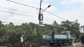 Perbaikan tiang lampu penerangan jalan yang sebelumnya dilaporkan patah, perbaikan pada Minggu 1 Maret 2026 | Dok : Dishub Tanggamus.