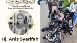 Kolase foto flyer ucapan duka meninggalnya istri bos rokok HS dan kondisi moge yang ditumpanginya usai kecelakaan, Minggu 1 Maret 2026 | ist/Media Prioritastv.com.